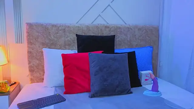 ashley  foxx  online show from April 7, 2026, 2:08 pm