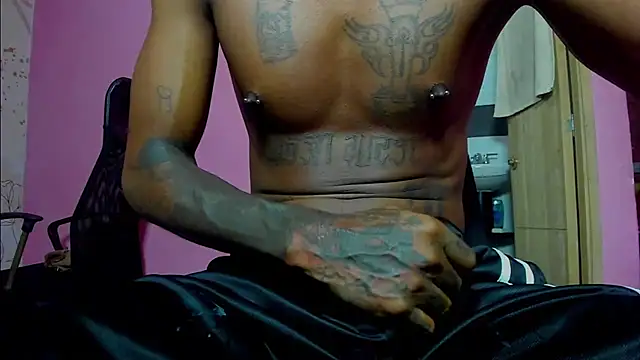 Snapshot of bigblackhotx1 chatting on March 18, 2026, 10:18 am bigblackhotx1 online show from March 18, 2026, 10:18 am