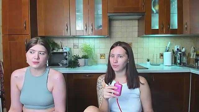 Snapshot of HotCaramellsTV chatting on April 19, 2026, 8:48 am HotCaramellsTV online show from April 19, 2026, 8:48 am