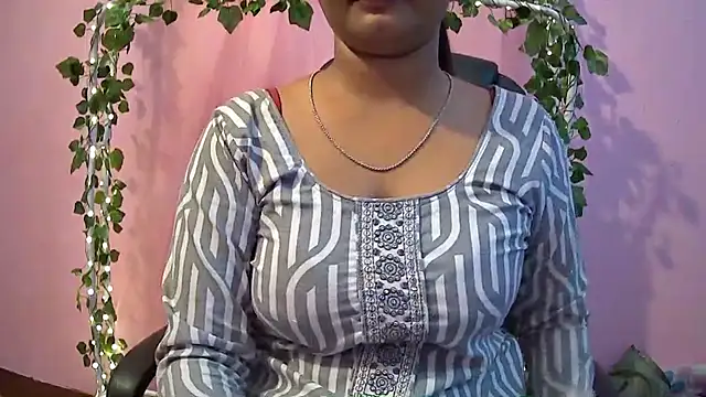 Snapshot of Pari-new chatting on March 8, 2025, 10:43 am Pari-new online show from March 8, 2025, 10:43 am