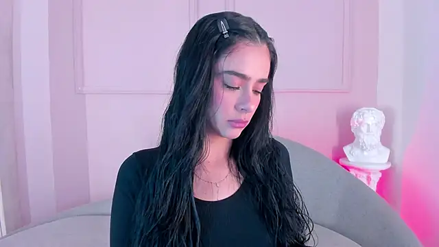 victoria milann online show from November 26, 2025, 1:33 pm