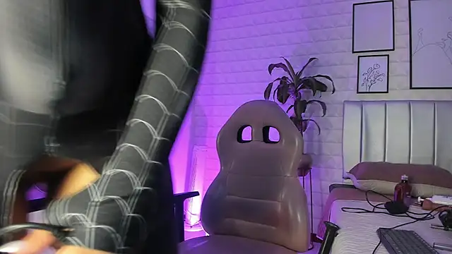 Lizzie-Evans online show from September 28, 2025, 12:12 pm