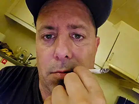 Snapshot of HeteroHotGuy1 chatting on January 27, 2025, 12:33 am HeteroHotGuy1 online show from January 27, 2025, 12:33 am