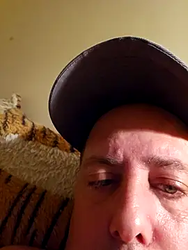 Snapshot of HeteroHotGuy1 chatting on October 3, 2025, 12:03 am HeteroHotGuy1 online show from October 3, 2025, 12:03 am