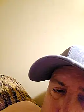 Snapshot of HeteroHotGuy1 chatting on December 27, 2024, 1:32 am HeteroHotGuy1 online show from December 27, 2024, 1:32 am