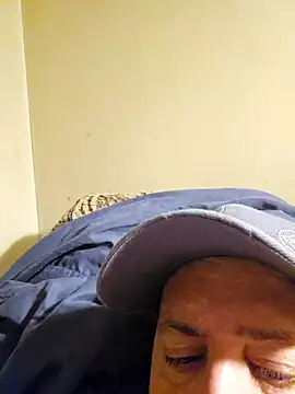 Snapshot of HeteroHotGuy1 chatting on December 29, 2024, 8:04 pm HeteroHotGuy1 online show from December 29, 2024, 8:04 pm