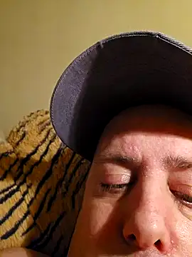 Snapshot of HeteroHotGuy1 chatting on February 6, 2025, 12:43 am HeteroHotGuy1 online show from February 6, 2025, 12:43 am