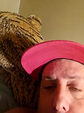 Snapshot of HeteroHotGuy1 chatting on October 30, 2025, 11:34 pm HeteroHotGuy1 online show from October 30, 2025, 11:34 pm