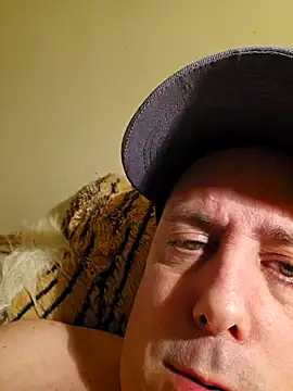 Snapshot of HeteroHotGuy1 chatting on February 10, 2025, 3:57 am HeteroHotGuy1 online show from February 10, 2025, 3:57 am