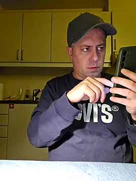 Snapshot of HeteroHotGuy1 chatting on January 14, 2025, 2:50 am HeteroHotGuy1 online show from January 14, 2025, 2:50 am