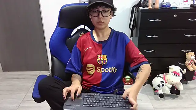 thomascooper7 online show from December 13, 2025, 8:04 pm