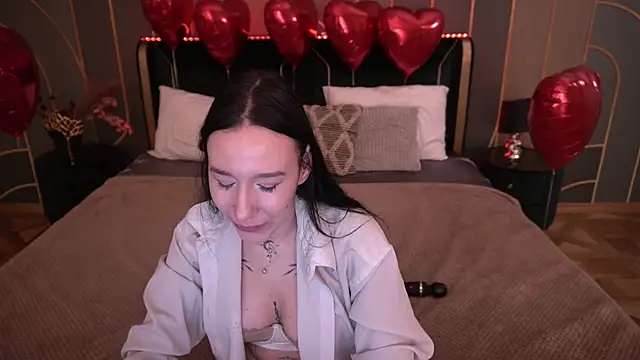 Snapshot of NikkiGoldSide chatting on February 11, 2026, 12:32 am NikkiGoldSide online show from February 11, 2026, 12:32 am