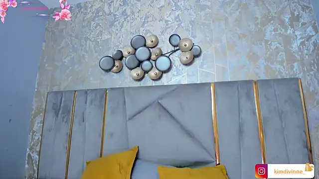 KimDevinne online show from November 6, 2025, 2:37 am