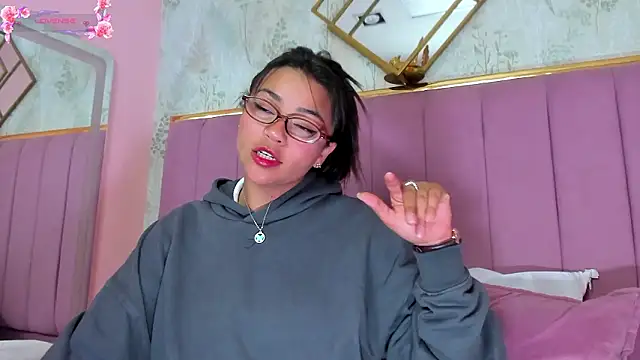 KimDevinne online show from February 18, 2026, 2:42 am