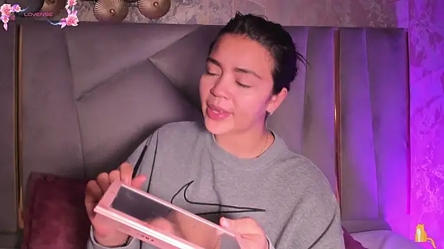 KimDevinne online show from May 30, 2026, 2:40 am