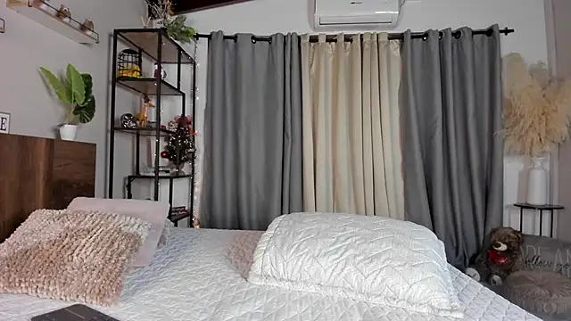 amber maxwell online show from December 15, 2025, 8:47 pm