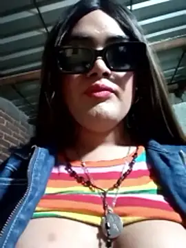 yovana13 online show from December 15, 2025, 11:31 pm