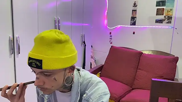 Snapshot of Seebohm1111 chatting on November 2, 2025, 2:05 am Seebohm1111 online show from November 2, 2025, 2:05 am