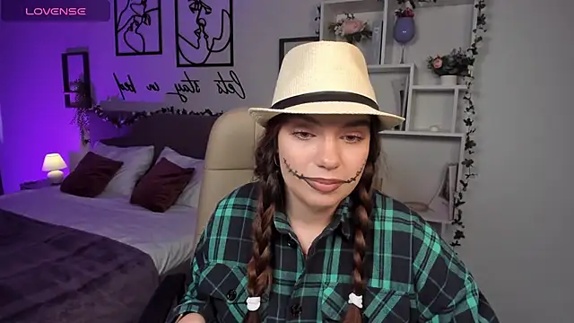 Snapshot of DaniellaLovely chatting on October 22, 2025, 12:04 pm DaniellaLovely online show from October 22, 2025, 12:04 pm