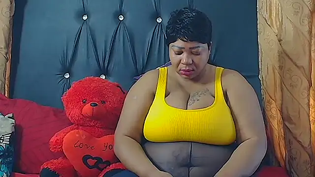 Snapshot of HUMONGUOUSTITSS chatting on September 15, 2025, 9:43 am HUMONGUOUSTITSS online show from September 15, 2025, 9:43 am