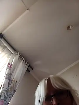 Snapshot of Rousmk1 chatting on February 15, 2025, 6:44 pm Rousmk1 online show from February 15, 2025, 6:44 pm