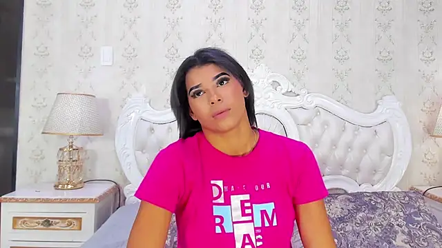 Snapshot of TiaraRosse chatting on February 24, 2025, 1:53 pm TiaraRosse online show from February 24, 2025, 1:53 pm