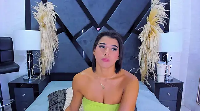 Snapshot of TiaraRosse chatting on February 23, 2025, 5:01 am TiaraRosse online show from February 23, 2025, 5:01 am