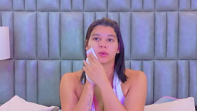 TiaraRosse online show from April 10, 2026, 1:18 pm