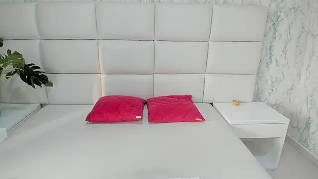 Snapshot of MIA__SAENZ chatting on March 13, 2025, 12:02 pm MIA SAENZ online show from March 13, 2025, 12:02 pm