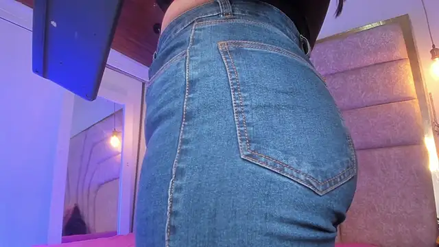 Snapshot of EmaJames25 chatting on April 10, 2026, 7:21 pm EmaJames25 online show from April 10, 2026, 7:21 pm