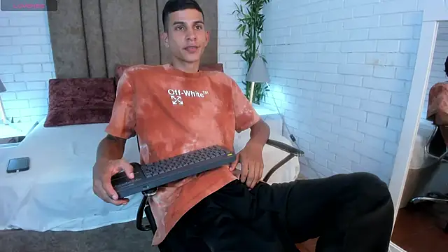 Snapshot of Aaron_Scoot chatting on December 20, 2024, 11:16 pm Aaron Scoot online show from December 20, 2024, 11:16 pm