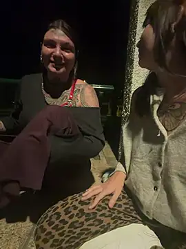 lizzardqueeen online show from April 21, 2026, 2:51 am