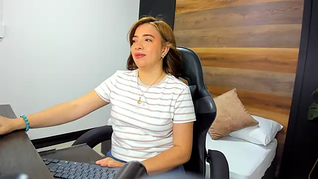 alma fenix online show from September 20, 2025, 6:57 pm