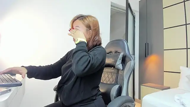 alma fenix online show from September 29, 2025, 12:22 pm