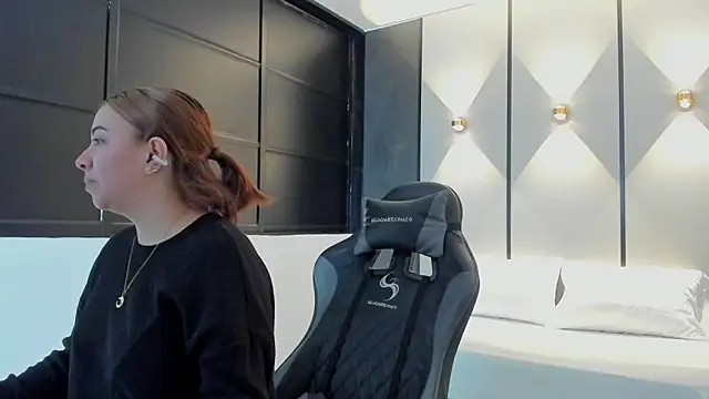 alma fenix online show from September 10, 2025, 12:26 pm