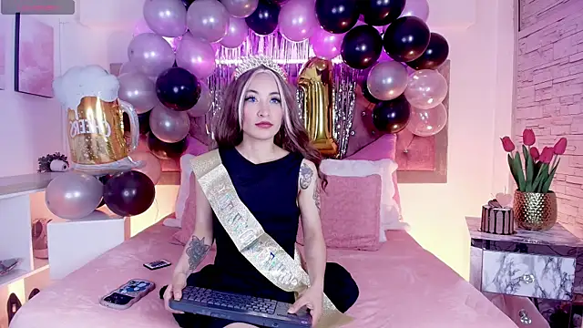 EmmaWilder online show from November 3, 2025, 7:17 pm