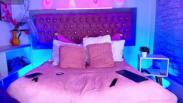 EmmaWilder online show from October 21, 2025, 9:47 pm