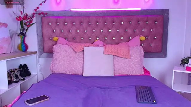 EmmaWilder online show from September 14, 2025, 9:04 pm