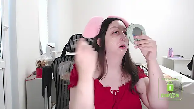 Snapshot of cute_and_hot chatting on October 10, 2025, 9:32 am cute and hot online show from October 10, 2025, 9:32 am