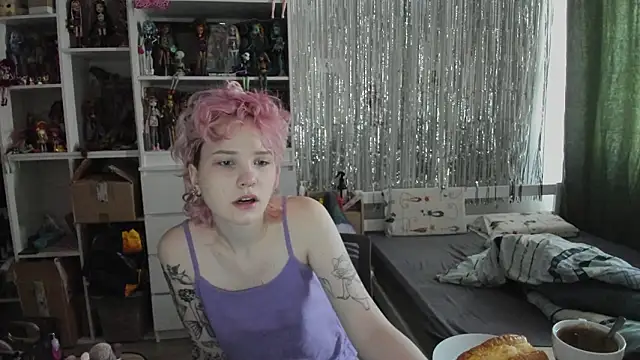 School Love online show from March 22, 2026, 7:10 am