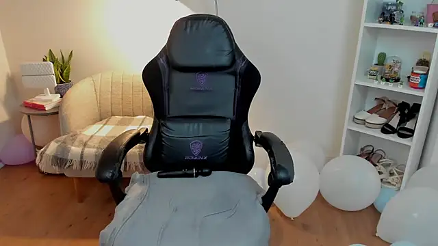  BellaEvans  online show from April 11, 2026, 7:45 am