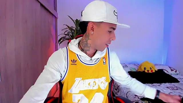 Snapshot of aldrinwhite chatting on March 9, 2026, 6:22 pm aldrinwhite online show from March 9, 2026, 6:22 pm