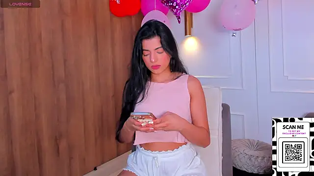 Chrishell  online show from February 16, 2025, 10:33 pm