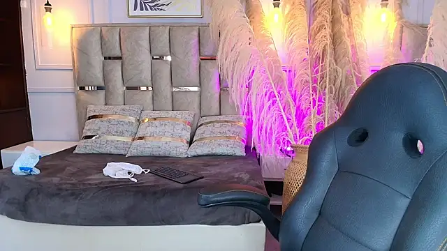 Emelie Ch1 online show from March 9, 2025, 4:00 pm