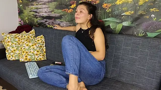 Snapshot of MadameDeFeu chatting on October 13, 2025, 12:29 pm MadameDeFeu online show from October 13, 2025, 12:29 pm