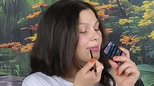 Snapshot of MadameDeFeu chatting on October 25, 2025, 12:04 pm MadameDeFeu online show from October 25, 2025, 12:04 pm