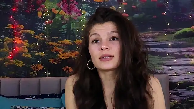 Snapshot of MadameDeFeu chatting on January 14, 2025, 7:59 am MadameDeFeu online show from January 14, 2025, 7:59 am