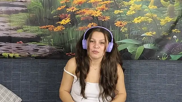 Snapshot of MadameDeFeu chatting on November 14, 2025, 2:10 pm MadameDeFeu online show from November 14, 2025, 2:10 pm