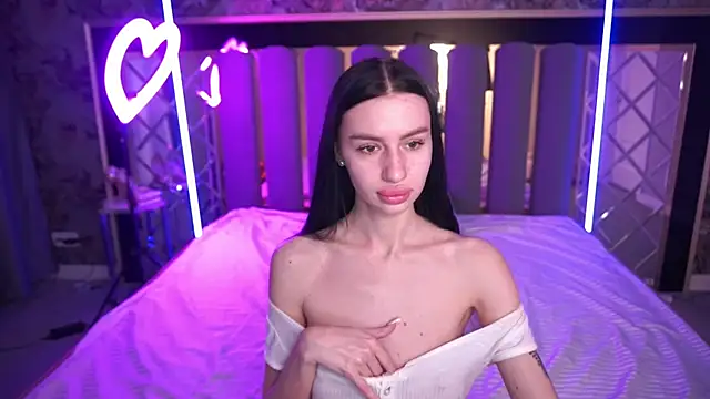 Snapshot of Snow_WhiteeeX chatting on March 5, 2026, 6:43 am Snow WhiteeeX online show from March 5, 2026, 6:43 am