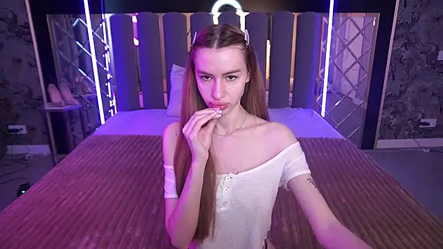Snow WhiteeeX online show from May 16, 2026, 5:28 am